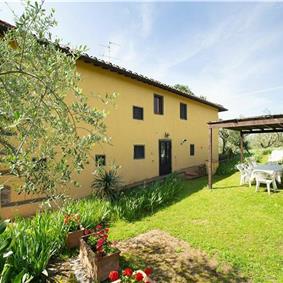 A selection of 2-3 bedroom apartments with shared pool near Florence, Sleeps 4-6